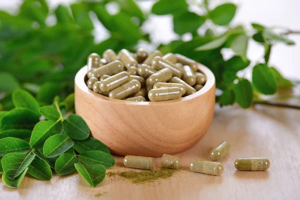 Moringa levelek és kapszulák (Gyógynövények az egészségre)) — Stock Fotó