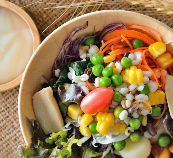 Mísa salátu se zeleninou na dřevěném stole — Stock fotografie