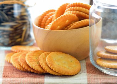 Ev yapımı ince çıtır peynirli kraker 