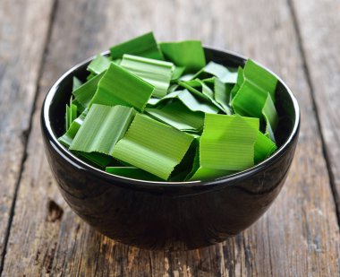 Pandan ahşap üzerine bir fincan
