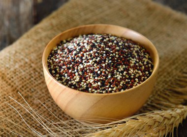 Kabın içinde Quinoa tohumları 