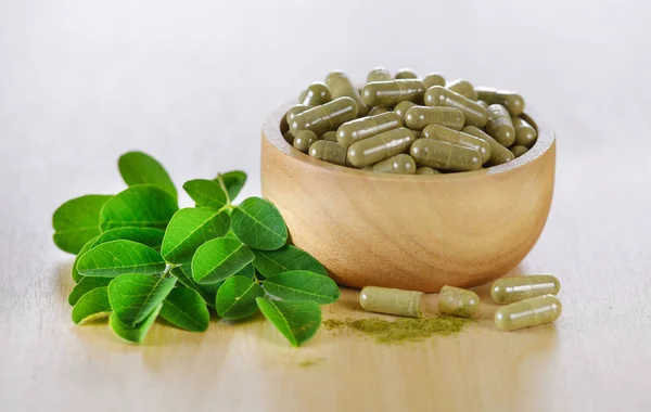 Moringa bladeren en capsules (Kruiden voor de gezondheid) — Stockfoto