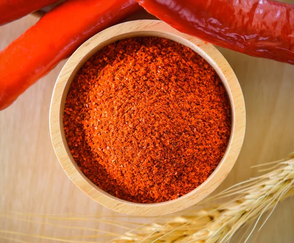 Poivre de Cayenne dans un bol en bois — Photo