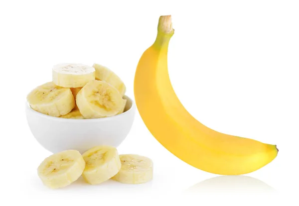 Plasterek banana w miska na białym tle — Zdjęcie stockowe