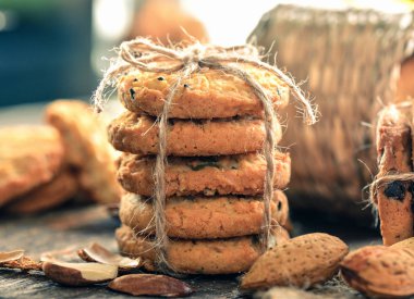 Çikolata parçacıklı kurabiye.