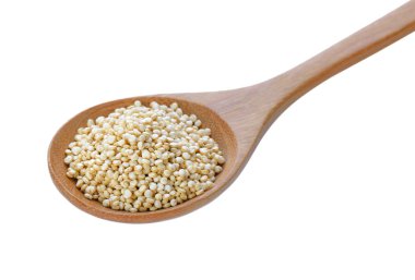 Beyaz arka plan üzerinde tahta bir kaşık Quinoa