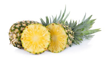 Beyaz arkaplanda izole edilmiş ananas