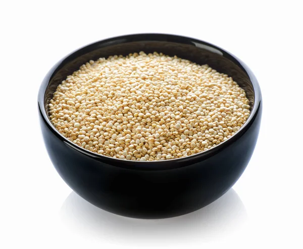 Quinoa, fehér alapon fekete tál — Stock Fotó