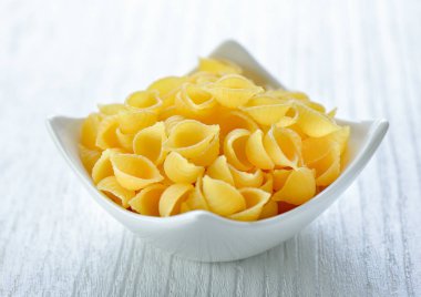 Beyaz masa üzerinde bir kapta makarna