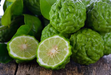 Bergamot ahşap masa arka plan üzerinde