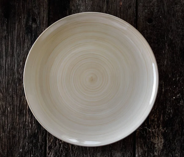 Άδειο λευκό πιάτο σε ξύλινα — Φωτογραφία Αρχείου