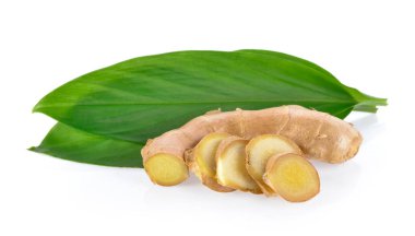 Beyaz arkaplanda zencefil kökü