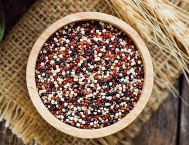 Kabın içinde Quinoa tohumları 