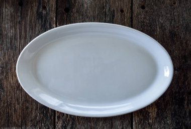 Boş beyaz plaka üzerinde ahşap