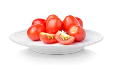 Beyaz arka plan üzerinde beyaz plaka erik domates