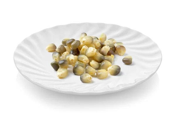 白色背景下陶瓷板中的玉米种子 — 图库照片