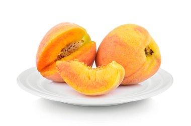 Beyaz arka plan üzerinde beyaz plaka şeftali