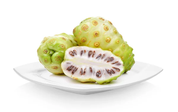 Fruta exótica, frutos de Noni en plato blanco sobre fondo blanco — Foto de Stock