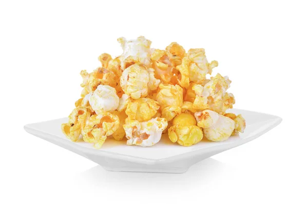 Pop Corn i plattan på vit bakgrund — Stockfoto