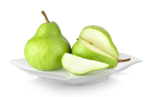 Grönt päron i vit platta på vit bakgrund — Stockfoto
