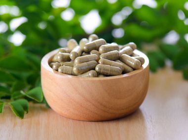 Moringa yaprakları ve kapsülleri (Sağlık için bitkiler)