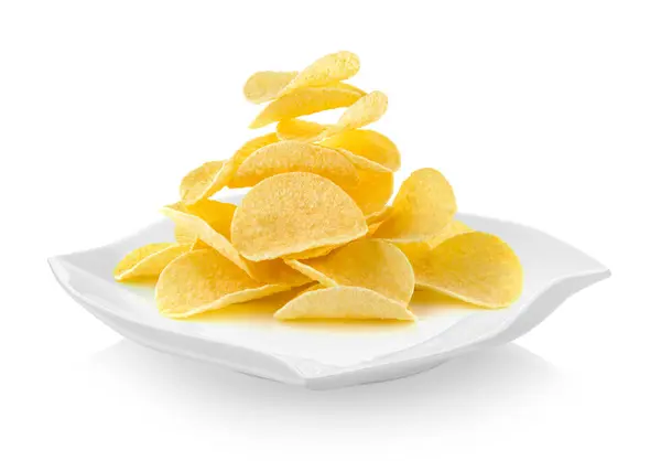 Kartoffelchips in Teller (schöne Form) auf weißem Hintergrund — Stockfoto