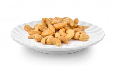 Beyaz arka plan üzerinde plaka kaju fıstığı