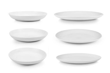 Beyaz arka plan üzerinde beyaz tabak seti