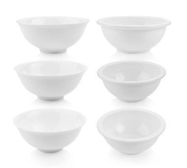 Beyaz zemin üzerinde seramik izole kase seti