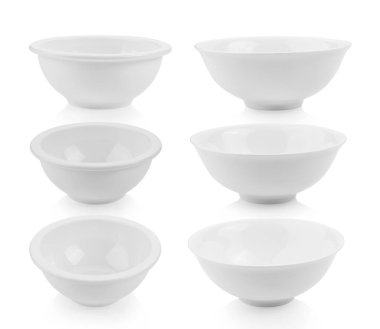 Beyaz arka planda izole edilmiş beyaz kase