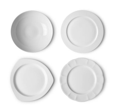 Beyaz arka planda beyaz seramik plaka seti. en üstteki görünüm