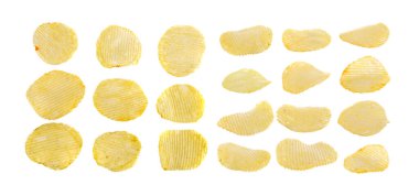 Beyaz arkaplanda izole edilmiş patates cipsi kümesi