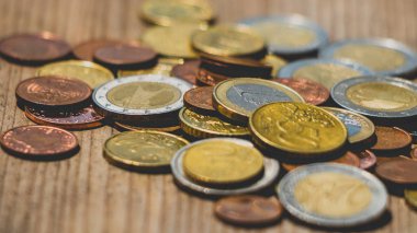 Ahşap dokuda Euro sikkeleri