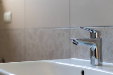 Lüks oteldeki modern musluk, kopyalama alanı