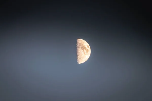 半月形，背景为渐变灰色天空 — 图库照片