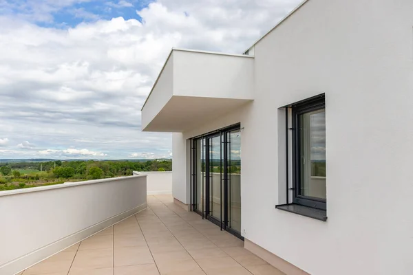 Moderne Wohnung Balkon Einem Sonnigen Tag Mit Blauem Himmel Fassade — Stockfoto