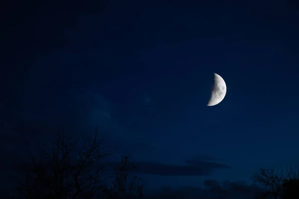 Полулунный Фон Ночное Небо Звездами Луной Облаками — стоковое фото