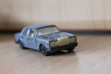 Küçük metal araba modeli. Oyuncak araba yakın plan..