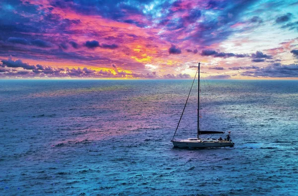 Voilier sur la mer Méditerranée au coucher du soleil . — Photo