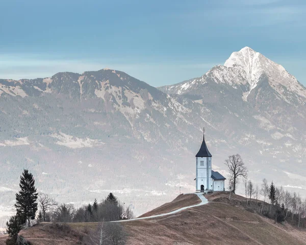 Kirche Auf Dem Hügel Mit Pfad Und Waldhügeln Hintergrund — Stockfoto