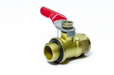 Boru tesisatı bağlantı armatürleri ve beyaz arkaplandaki boru parçaları