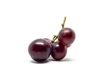 Olgun mor üzüm grubu Tatlı meyve. beyaz üzerine izole.