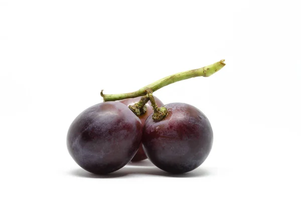 Maturazione Gruppo Uva Viola Frutta Dolce Isolato Bianco — Foto Stock