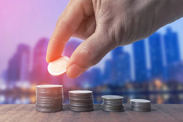 Şehir konsepti ve finans ve bankacılık konsepti için bangkok 'ta gece geçmişi olan bozuk paralar kaydediliyor