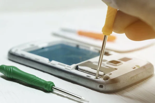 Android Telefon. Profesyonel teknisyen masasında akıllı telefon onarımı yapıyor..