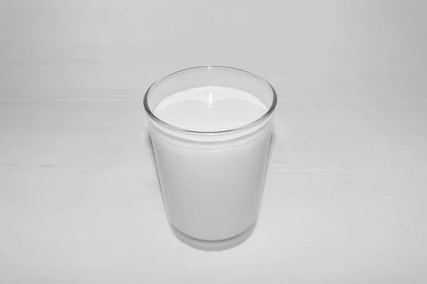 Ένα Ποτήρι Φρέσκο Γάλα Πάνω Ένα Λευκό Ξύλινο Τραπέζι — Φωτογραφία Αρχείου