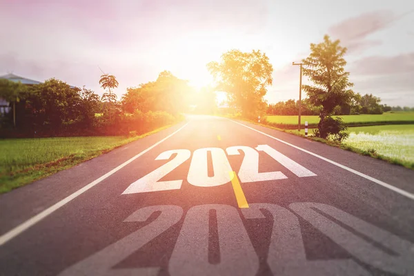 Concepto Nuevo Año Con Palabra 2020 2021 Escrito Carretera Asfaltada Fotos de stock