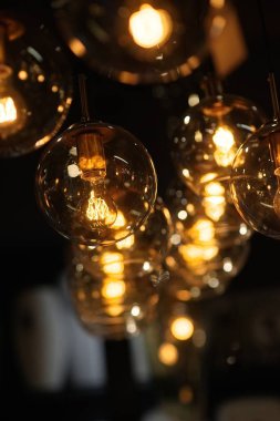 Dekoratif mason kavanoz tarzı sarı ampuller.