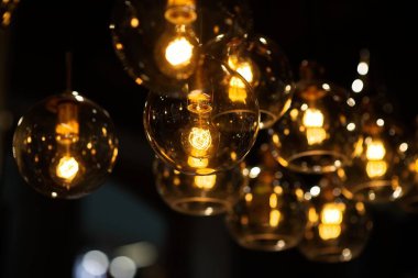 Dekoratif mason kavanoz tarzı sarı ampuller.