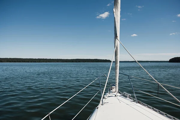 Segelboot, Blick vom Deck der Jacht. Urlaub auf dem Boot. — Stockfoto